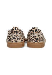 Zapatillas tipo slip-on con estampado de leopardo, superficie texturizada, suelas de goma color camel y tiras en la parte trasera para facilitar su uso.