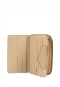 Portefeuille en cuir beige avec plusieurs emplacements pour cartes, texture lisse et compartiment à fermeture éclair. Présente un design minimaliste et des accents subtils.