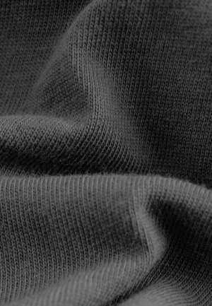 Dunkelgrauer Strickstoff mit einem feinen, strukturierten Muster und einem weichen, flexiblen Hang, der abgerundete Falten und einen subtilen Glanz zeigt.