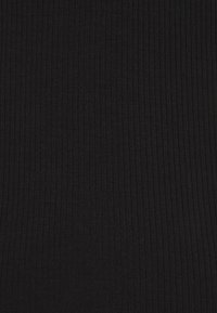 Schwarzer, gerippter Stoff mit vertikalen Linien und glatter Textur. Geeignet für verschiedene Kleidungsanwendungen.