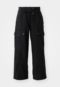 Zwarte cargo-broek met wijde pijpen, voorzien van een elastische tailleband, trekkoord, zij- en achterzakken, en knoopdetails. Gemaakt van een lichte stof.