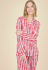 Rød og hvidstribet pyjamas sæt med ferietema mønstre, lavet af blødt stof med en afslappet pasform, inklusive en lomme på toppen.