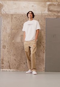 Nike Sportswear TREND PANT - Calças - khaki/team orange/khaki