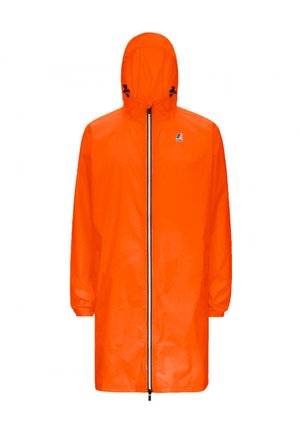 Veste de pluie orange vif avec une capuche, une fermeture éclair frontale full-length, des poignets élastiques et un détail du logo. Fabriquée en matériau imperméable et léger.