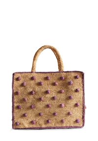Borsa in paglia intrecciata con due manici corti, presenta dettagli in pompon viola testurizzati e un bordo viola lungo il perimetro. Forma rettangolare.