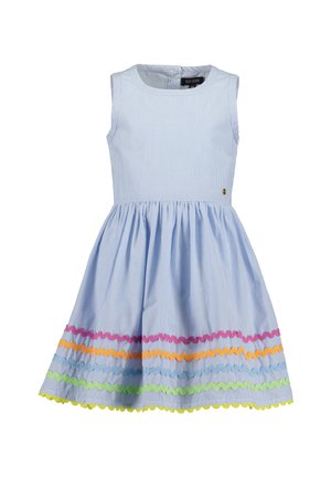 Vestito senza maniche di colore azzurro chiaro con sottili righe bianche, gonna a campana di lunghezza al ginocchio e un bordo ondulato colorato in rosa, arancione, blu, verde e giallo.