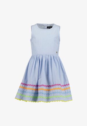 Vestito senza maniche di colore azzurro chiaro con sottili righe bianche, gonna a campana di lunghezza al ginocchio e un bordo ondulato colorato in rosa, arancione, blu, verde e giallo.