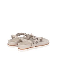 Beige sandaler med en tyk sål, der har et struktureret stropdesign og rynkede detaljer. Holdbart materiale med en glat overflade og gummisål.