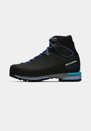 Czarny but wspinaczkowy z niebieskimi sznurowadłami, siateczkowymi wstawkami i gumową podeszwą. Posiada wzmocniony czubek, wyściełany kołnierz i teksturowane panele dla lepszej przyczepności.