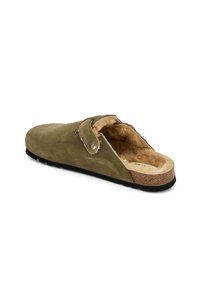 Mocassino verde in suede con suola in sughero marrone e morbido rivestimento in pelliccia leggera marrone chiaro. Presenta una fascia laterale per una vestibilità sicura.