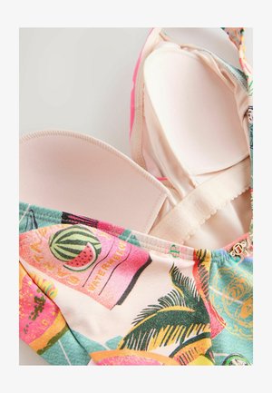 Farverig bikini-top med et livligt tropisk frugtprint, blød beige foring, justerbare stropper og detaljer i guld hardware.