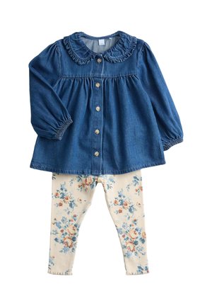 Maglietta a maniche lunghe in denim blu con bottoni e colletto arricciato, abbinata a leggings crema con motivo floreale per bambino.