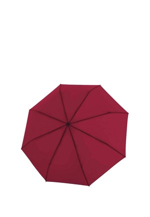 Paraguas rojo abierto visto desde arriba, mostrando ocho paneles reforzados con costillas negras y punta central.