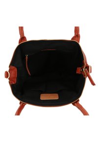Sac à main en cuir marron avec fermeture éclair, poche intérieure et doublure en tissu noir. Doté de bretelles texturées et d'accents en métal doré.