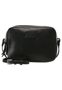 Svart lädercrossbody-väska med en strukturerad yta, rektangulär form, dragkedjestängning och justerbar rem. Har en logotyp-patch på framsidan.