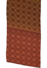 Tissu présentant un motif en diamant texturé dans des nuances de rouille et de marron, avec des bords à franges. Le matériau semble tissé et doux.