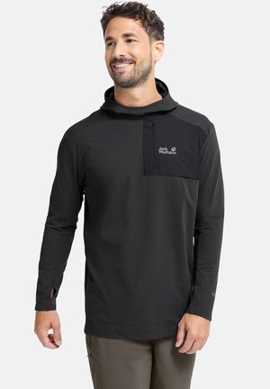 Schwarzes Langarm-Hoodie mit Kängurutasche und einem Logo oben links. Glatte Textur mit seitlichen Schlitzen an den Bündchen.