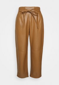 Høj talje brune faux læder bukser med elastisk talje og bundet bælte, lige brede ben og syet knæ detaljer.