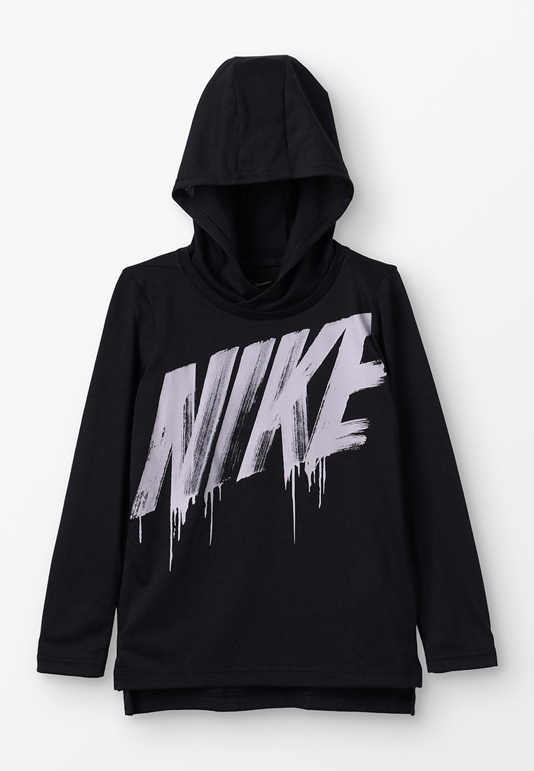 Musta huppari, jossa on iso, valuva hopeinen Nike-logo edessä. Valmistettu sileästä kankaasta, pitkähihaisena ja rentona istuvana.