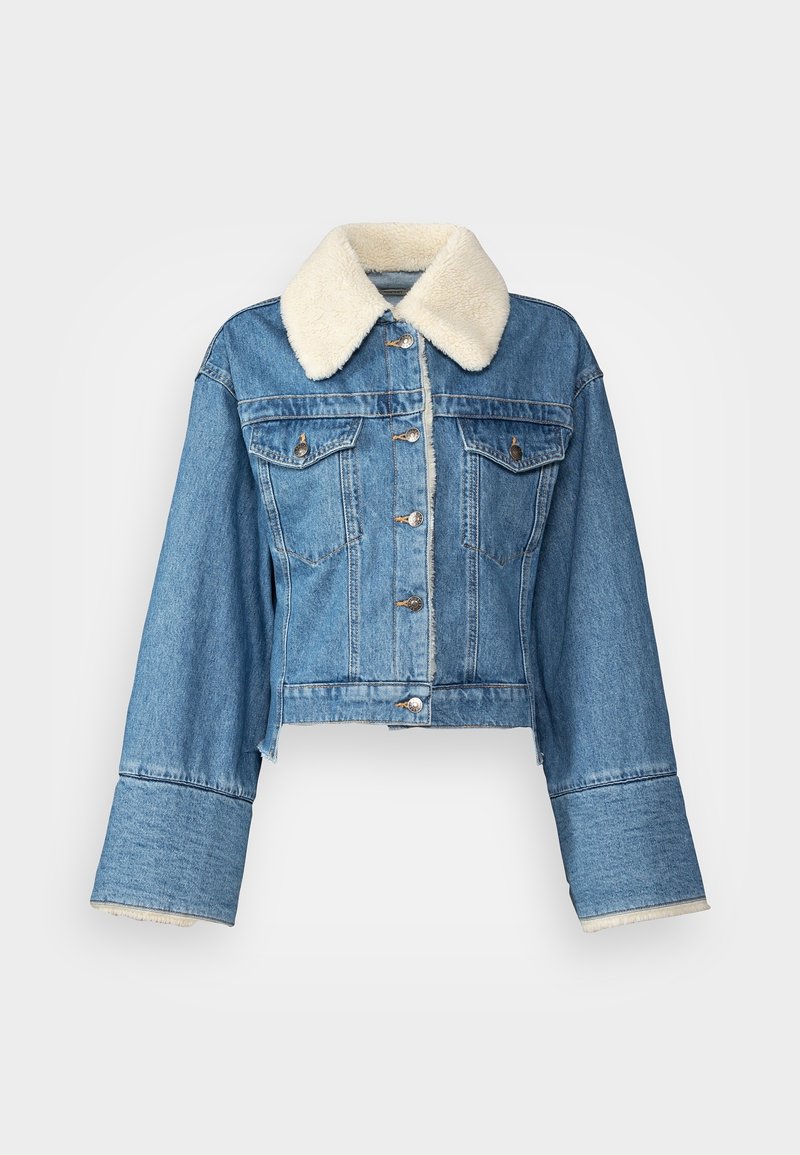 Blå denimjacka med fåra krage och foder, knappstängning, bröstfickor med klaff och breda ärmslut.