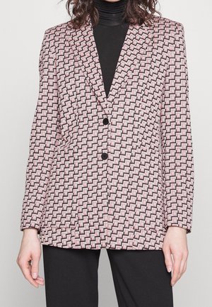 Blazer con un motivo geometrico rosa e nero, design strutturato, rever a becco e due bottoni neri. Il materiale sembra liscio con texture.