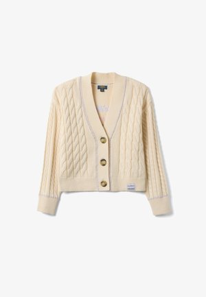 Cardigan crème en maille torsadée avec trois boutons marron, poignets et ourlet côtelés, présentant un col en V et une étiquette de marque sur l'ourlet inférieur.