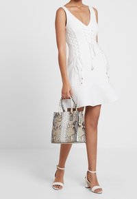Forever New Vapaa-ajan mekko - off-white