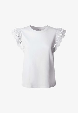 Valge lühikeste varrukatega T-särk, mille varrukatel on lainelised pitsaktsendid, ümmargune kaelus ja sile kangast tekstuur. Omab diskreetset logodetaili.