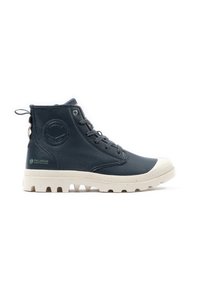 Bota alta de cuero azul oscuro con acabado texturizado, suela de goma blanca y detalle de logo en el costado. Presenta ojales de metal y cordones.