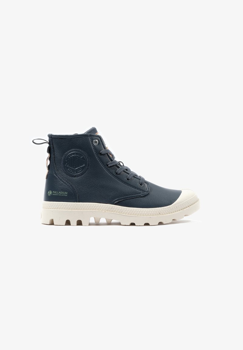 Bota alta de cuero azul oscuro con acabado texturizado, suela de goma blanca y detalle de logo en el costado. Presenta ojales de metal y cordones.