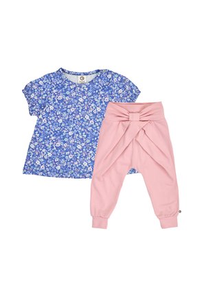 Niebieska kwiatowa bluzka z krótkim rękawem dla malucha, zestawiona z różowymi spodniami z wysokim stanem, z przednią kokardą i mankietami przy nogawkach.