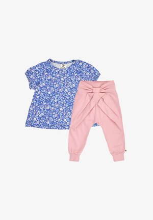 Blauw bloemenprint peuter T-shirt met korte mouwen gecombineerd met een roze hoge taille broek met een strik aan de voorkant en omslag bij de enkels.