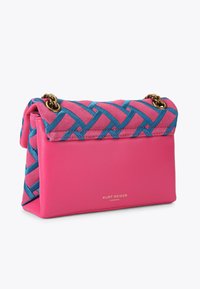 Borsa in pelle rosa con una parte superiore trapuntata in un motivo geometrico rosa e blu. Presenta hardware in tono oro e una forma strutturata.
