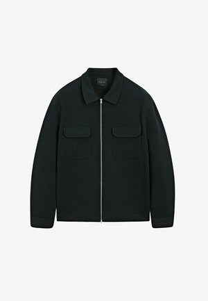 Schwarze Zip-Jacke aus strukturiertem Stoff mit Kragen, zwei Brusttaschen und gerippten Bündchen. Einfaches Design ohne Muster.