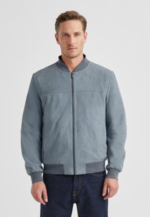 Hellblaue Bomberjacke aus strukturiertem Leder mit geripptem Kragen und Bündchen, ausgestattet mit einem Frontreißverschluss und nahtlosem Schulterdesign.