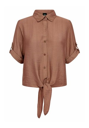 Chemise marron à manches courtes avec col, boutons sur le devant et nœud sur le devant, manches retroussées avec pattes boutonnées.