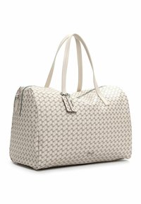 Sac de voyage en toile beige à motif géométrique avec doubles poignées, fermeture éclair en haut et texture lisse. Comprend des accessoires en métal et une étiquette amovible.