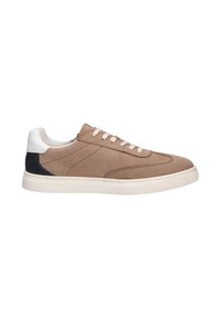 Braune Wildleder-Sneaker mit weißen und navyfarbenen Akzenten, runder Zehenpartie, flachen Schnürsenkeln und einer strukturierten Gummisohle. Minimales Design.