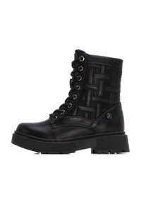 Botas de tobillo negras con cordones, panel de tejido texturizado, suela resistente y ojetes plateados. Hechas de cuero sintético, con una plataforma gruesa.