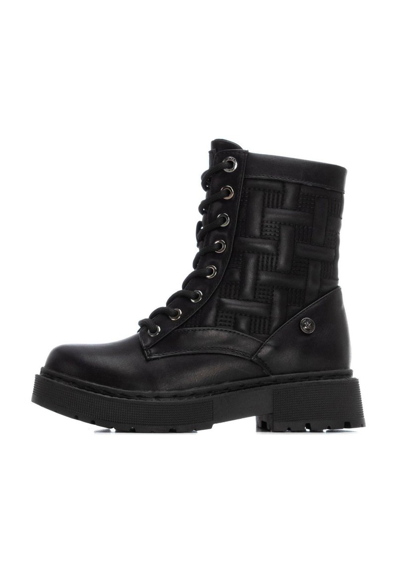 Botas de tobillo negras con cordones, panel de tejido texturizado, suela resistente y ojetes plateados. Hechas de cuero sintético, con una plataforma gruesa.