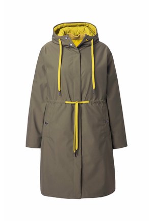 Khaki parka med gul inderside, justerbar hætte, snøre i taljen og trykknaplukninger; lavet af glat, vandafvisende materiale.