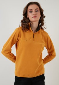 LELA HIGH COLLAR - Pulover iz flisa - mustard color