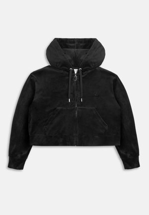 Μαύρο κοντό φούτερ με φερμουάρ, μπροστινή τσέπη και κουκούλα με κορδόνι σε λευκό φόντο.