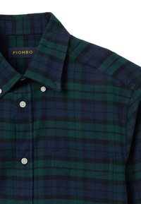 Flanellen overhemd in donker groen en marineblauwe ruit. Voorzien van een button-down kraag, witte knopen en een borstzak. Zachte textuur. Merkentag zichtbaar.