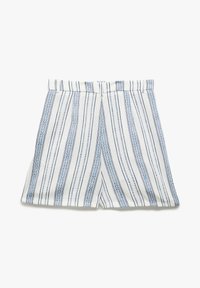 Witte shorts met blauwe verticale strepen, met een gemêleerd patroon en een vlakke tailleband. Zoomlijn iets boven de knie gesneden.