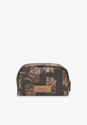 Bruine cosmeticatas met een tijgerpatroon, ritsluiting en een goudkleurige logoplaat. Gemaakt van duurzaam materiaal met een matte afwerking.