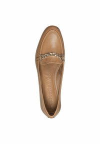 Chaussure en cuir tan à enfiler avec un bout arrondi, présentant un accent décoratif en chaîne argentée à l'avant et une texture lisse.