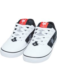 Hvide sneakers med sorte ruskindsdetaljer, grå branding og rød gummitab. Har flade snørebånd og en tekstureret gummisål.