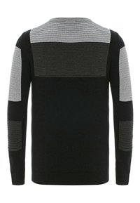 Schwarzer Strickpullover mit Rippdetails, ausgestattet mit grauen gestreiften Akzenten an Schultern und Oberärmeln. Rundhalsausschnitt-Design.