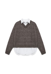 Maglione marrone lavorato a maglia con scollatura a V, con una camicia bianca color colletto indossata sotto. Il design include una lunghezza cropped e un tessuto con texture.